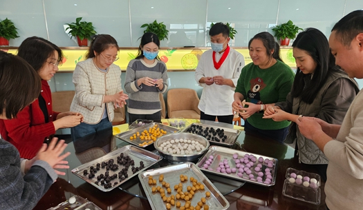 滾湯圓、猜燈謎、制花燈~~元宵節(jié)就要這樣過